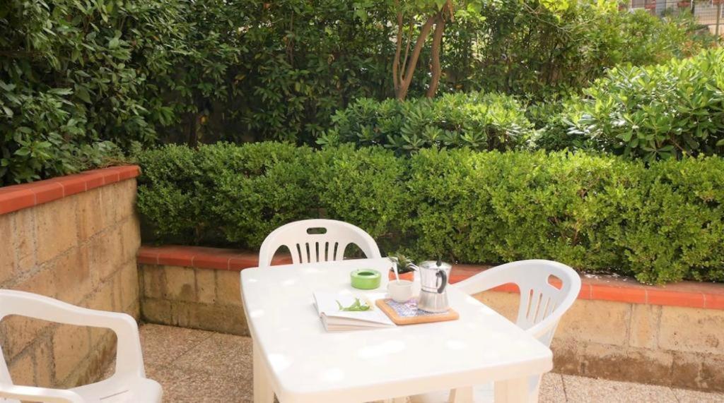 House With Garden And Parking Space In Mergellina Naples Exterior photo