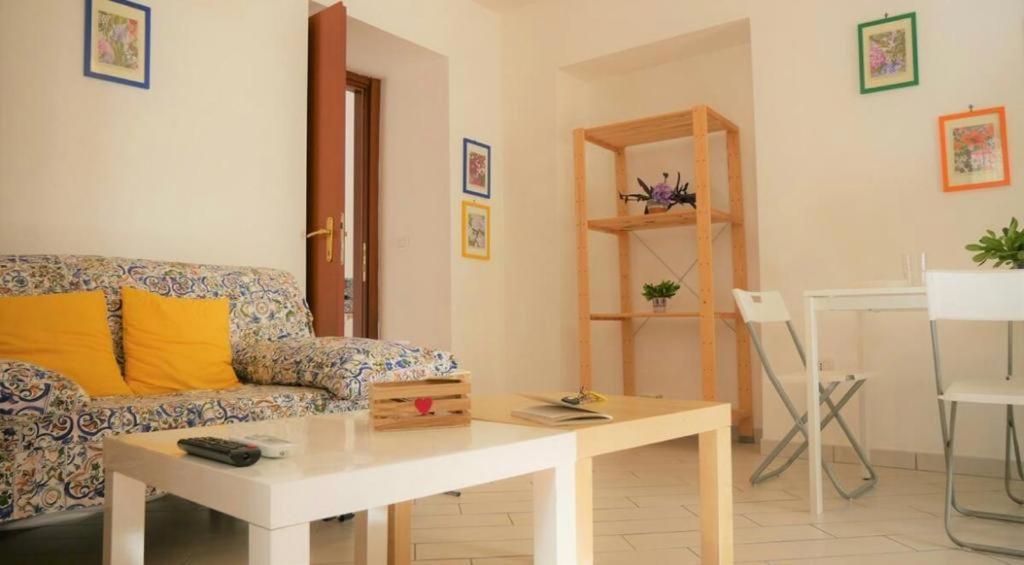 House With Garden And Parking Space In Mergellina Naples Exterior photo